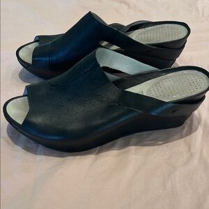 Tsubo Elegant Black Women's Wedge Sandals